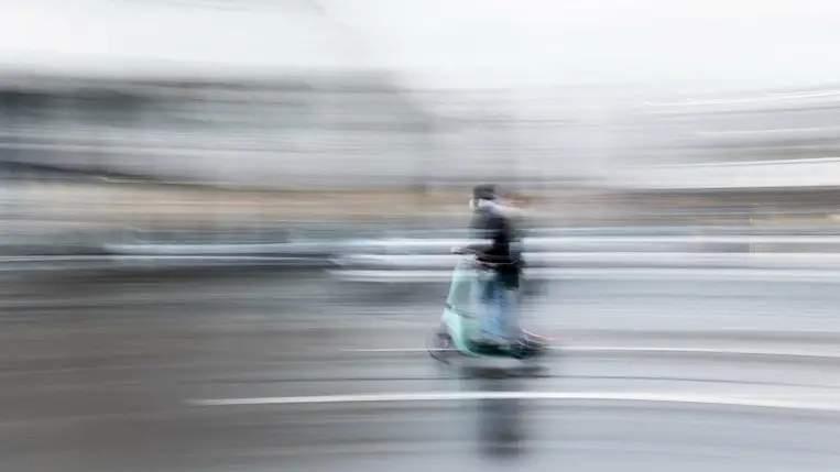 112 kilométer/órás sebességgel száguldott egy elektromos rolleres