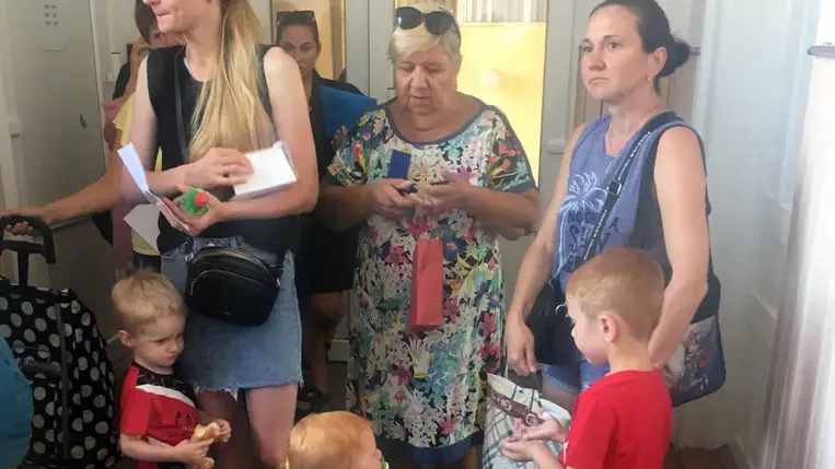 Élelmiszercsomagokat osztottak Beregszászban