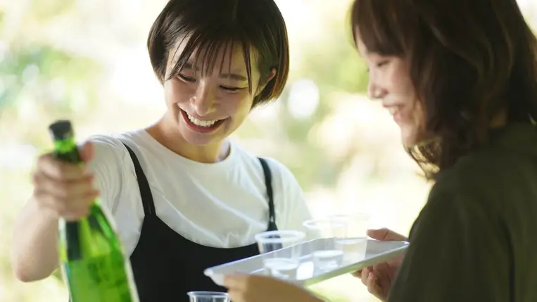 Igyatok több szakét! – üzeni a fiataloknak a japán adóhivatal