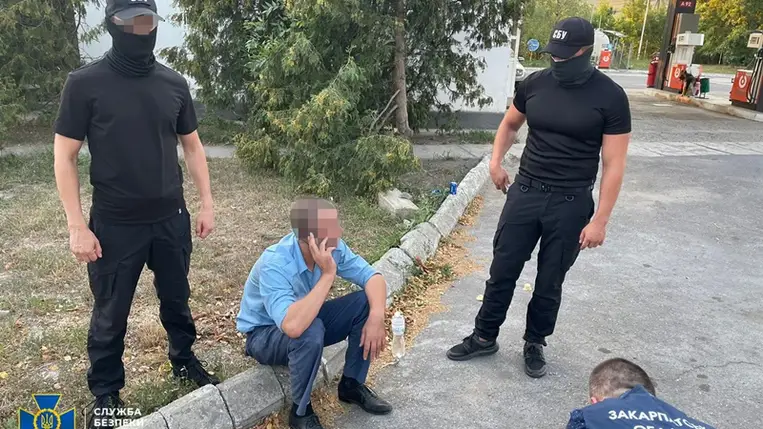 Kárpátalján a Kaszonyi Vámhivatal egyik munkatársa az akadálymentes áthaladás érdekében rendszeresen kenőpénzt kért a sofőröktől. Fotó: SZBU