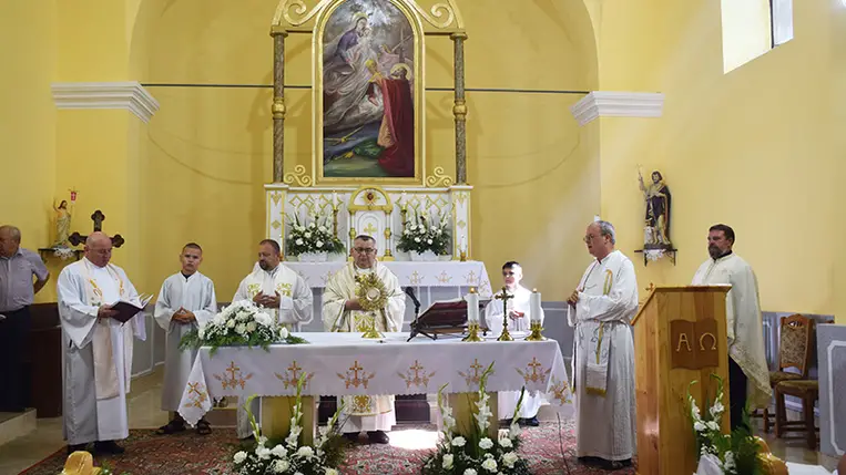 A település római katolikus temploma is Szent Istvánnak van szentelve, így a hívek idén is ezen a napon tartották templombúcsújukat.