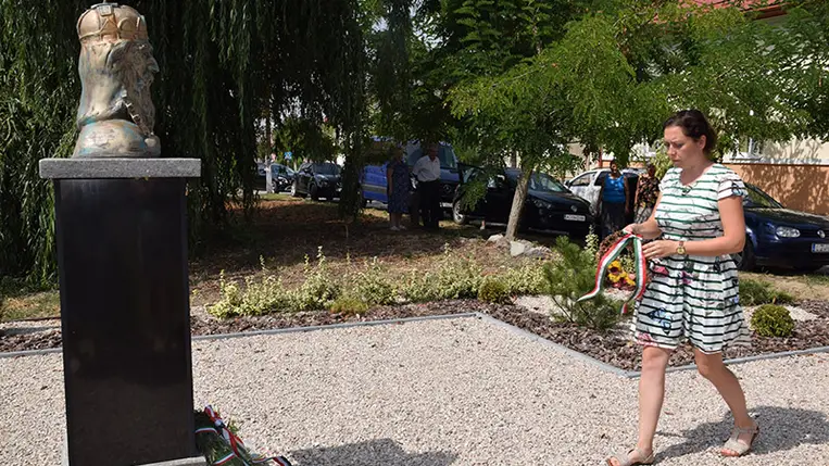 Csendes koszorúzás Mezőkaszonyban. Fotó: Kovács Erzsébet