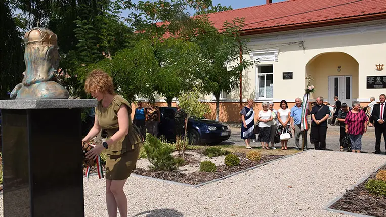 Csendes koszorúzás Mezőkaszonyban. Fotó: Kovács Erzsébet