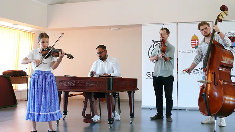 Fiatal néptáncosaink és népzenészeink jóvoltából  képzeletbeli kirándulást tettünk a Kárpát-medence különböző vidékein. Fotó: Kovács Elemér