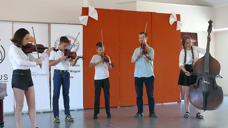 Fiatal néptáncosaink és népzenészeink jóvoltából  képzeletbeli kirándulást tettünk a Kárpát-medence különböző vidékein. Fotó: Kovács Elemér