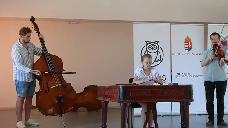 Fiatal néptáncosaink és népzenészeink jóvoltából  képzeletbeli kirándulást tettünk a Kárpát-medence különböző vidékein. Fotó: Kovács Elemér