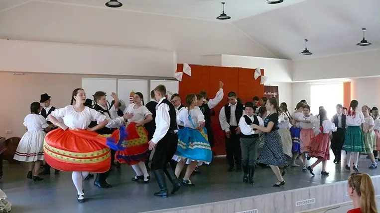 Fiatal néptáncosaink és népzenészeink jóvoltából  képzeletbeli kirándulást tettünk a Kárpát-medence különböző vidékein. Fotó: Kovács Elemér