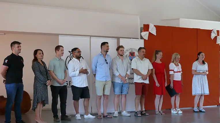 Fiatal néptáncosaink és népzenészeink jóvoltából  képzeletbeli kirándulást tettünk a Kárpát-medence különböző vidékein. Fotó: Kovács Elemér