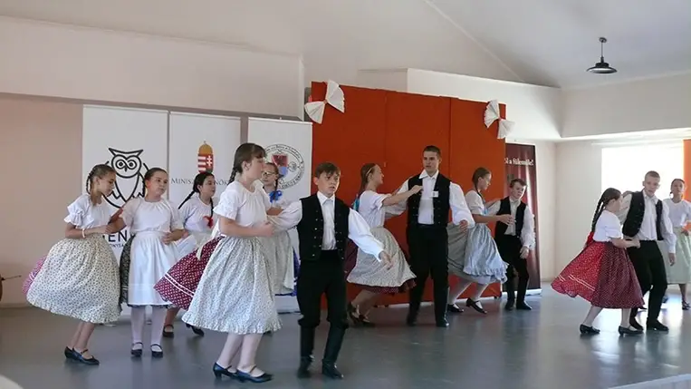 Fiatal néptáncosaink és népzenészeink jóvoltából  képzeletbeli kirándulást tettünk a Kárpát-medence különböző vidékein. Fotó: Kovács Elemér