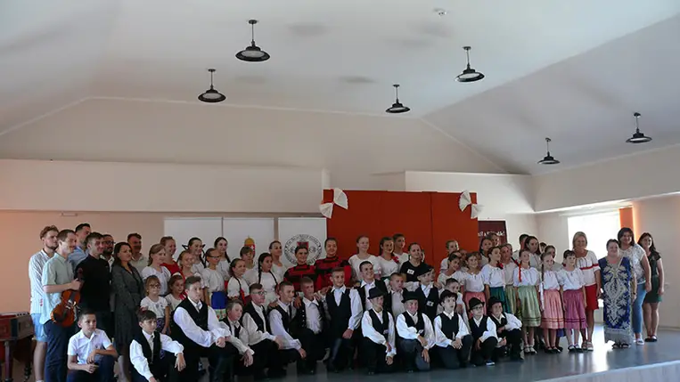 Fiatal néptáncosaink és népzenészeink jóvoltából  képzeletbeli kirándulást tettünk a Kárpát-medence különböző vidékein. Fotó: Kovács Elemér