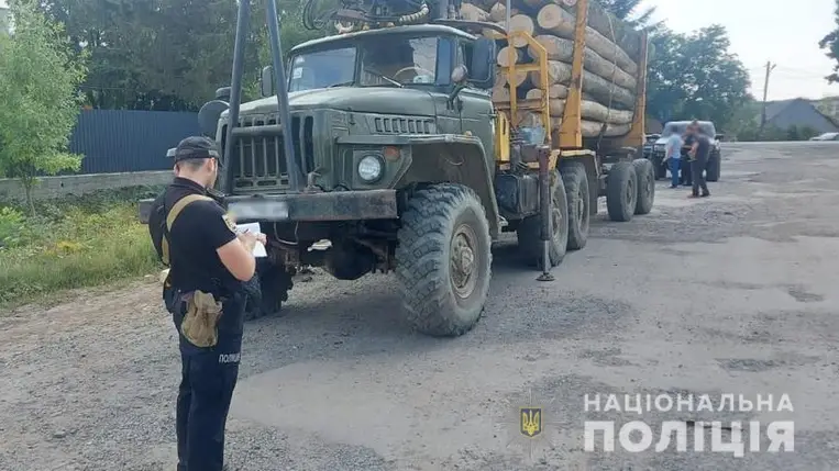 Kárpátalján illegálisan fát szállító teherautó került rendőrkézre