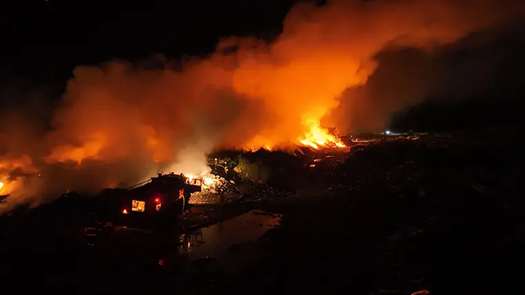 Kigyulladt a szeméttelep Tiszaásványnál (Fotók)
