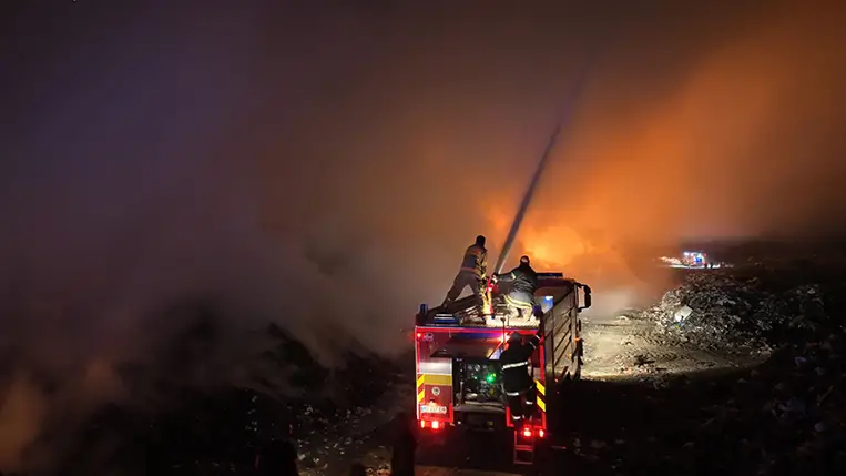 Kigyulladt a szeméttelep Tiszaásványnál. Fotó: DSZNSZ