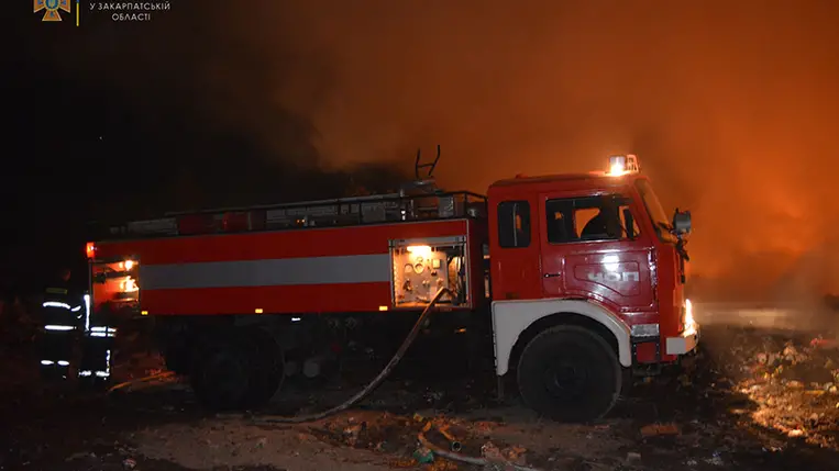 Kigyulladt a szeméttelep Tiszaásványnál. Fotó: DSZNSZ