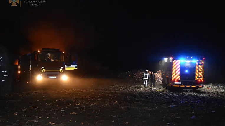 Kigyulladt a szeméttelep Tiszaásványnál. Fotó: DSZNSZ