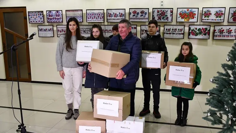 Karácsonyi szeretetcsomag a Nagycsaládosok Országos Egyesületétől. (Fotó: Kovács Elemér)