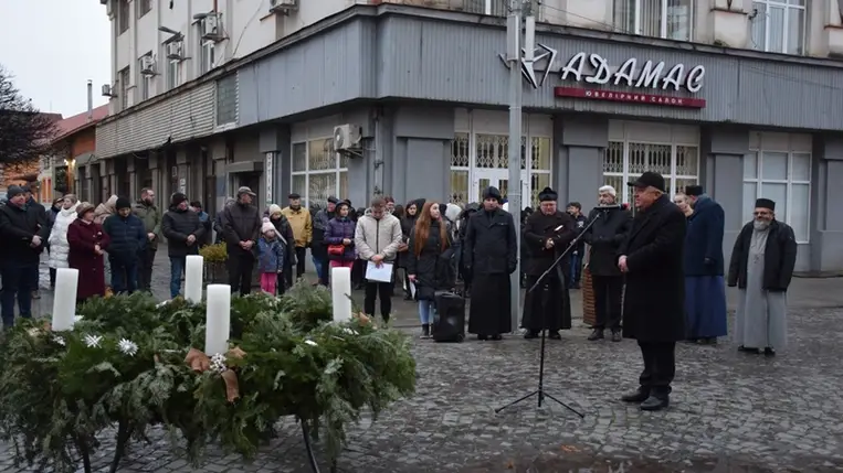 A Beregszász főterén álló adventi koszorún meggyújtották a harmadik gyertyát. (Fotó: Kovács Elemér)