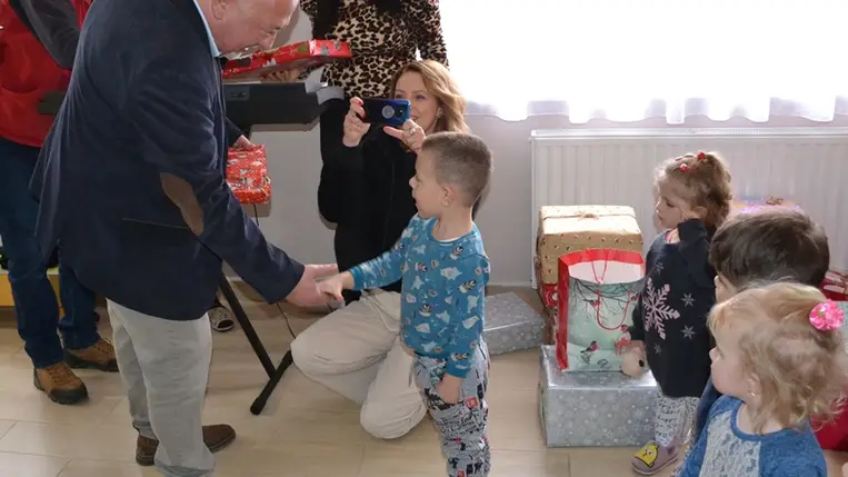 Anyaországi óvodák karácsonyi ajándékai Kárpátaljára.  (Fotó: Jakab Lajos)