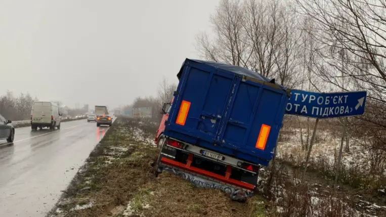 Tömegbaleset a Kijev-Csap autóúton Kárpátalján. (Fotó: Mukachevo.net)