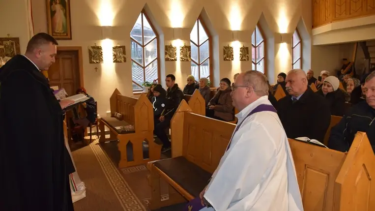 Beregardó központjában álló római katolikus templom falán felavatták a mártírhalált halt Haklik Sándor esperes emléktábláját. (Fotó: Kovács Elemér)