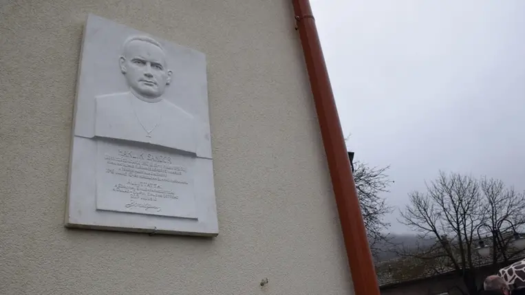 Beregardó központjában álló római katolikus templom falán felavatták a mártírhalált halt Haklik Sándor esperes emléktábláját. (Fotó: Kovács Elemér)