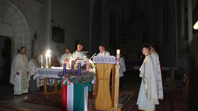 A Szeplőtelen Szűzanya fogantatása ünnepének előestéjén Böjte Csaba ferences rendi szerzetes mutatott be szentmisét a beregszászi  római katolikus templomban. (Fotó: Kovács Elemér)
