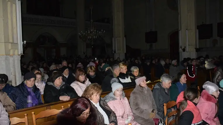 A Szeplőtelen Szűzanya fogantatása ünnepének előestéjén Böjte Csaba ferences rendi szerzetes mutatott be szentmisét a beregszászi  római katolikus templomban. (Fotó: Kovács Elemér)