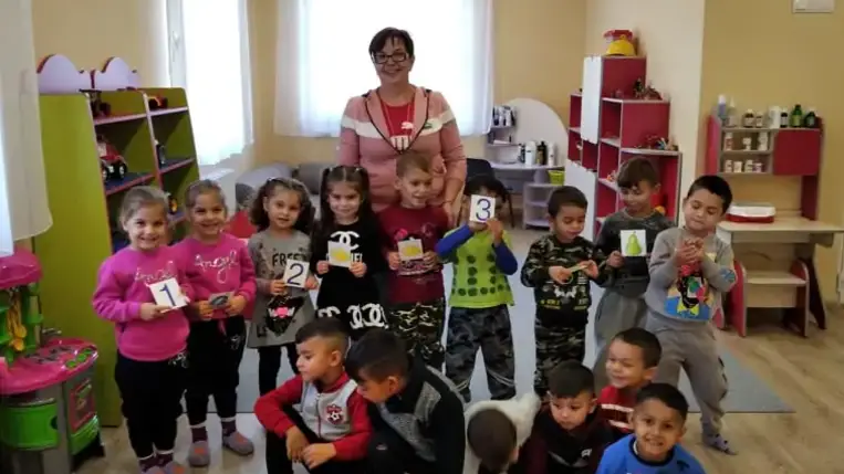 A Kárpátaljai Református Egyház részben állami feladatokat is átvállal azzal, hogy az egyházi iskolák mellett óvodákat is működtet.