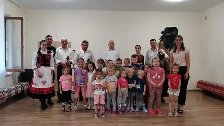 A Kárpátaljai Református Egyház részben állami feladatokat is átvállal azzal, hogy az egyházi iskolák mellett óvodákat is működtet.