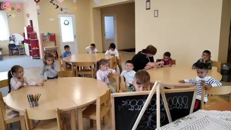 A Kárpátaljai Református Egyház részben állami feladatokat is átvállal azzal, hogy az egyházi iskolák mellett óvodákat is működtet.