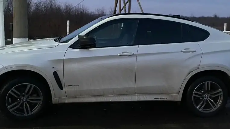 Hamis okmányok miatt foglaltak le egy elit gépkocsit Asztélynál