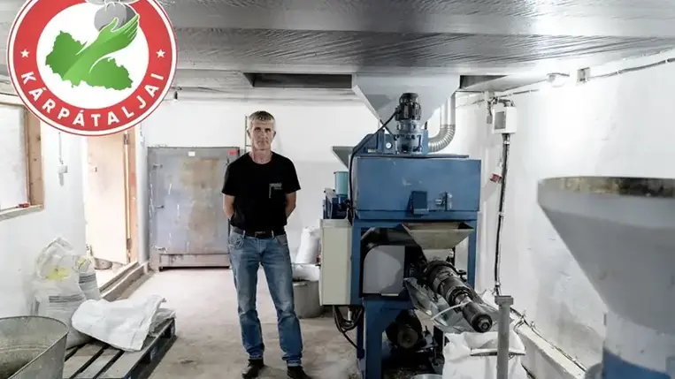 Nem kis bátorság kellett ahhoz, hogy a Kész családban bő öt évvel ezelőtt megszülessen a döntés: márpedig ők ezután hidegen sajtolt napraforgó olajat fognak készíteni. A Salánkon élő házaspár elhatározását tett követte, és az Egán Ede Gazdaságfejlesztési Program keretében hamarosan pályázatot nyújtottak be egy ilyen gép beszerzésére.