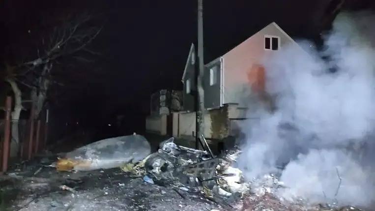 Kijevben egy kétszintes házra hullottak egy repülőgép roncsai