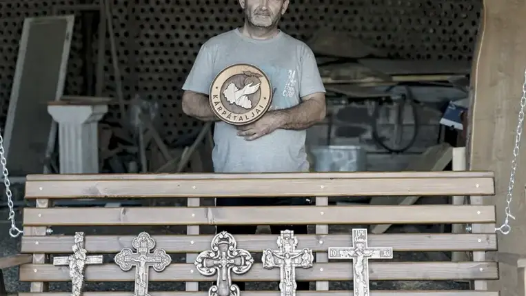 Hogy tagja lehetek a márkacsaládnak, óriási megtiszteltetés számomra. Nagy öröm, hogy a tagok érdeklőnek a többiek tevékenységi köre iránt, ismerik és használják ezeket a minőségi termékeket, másoknak is jó szívvel tudják azt ajánlani, ily módon is segítve egymást. A saját példámnál maradva: készítek például egyedi megrendelésre családi címereket. Ezek megrajzolásában már többször segített Balog István.