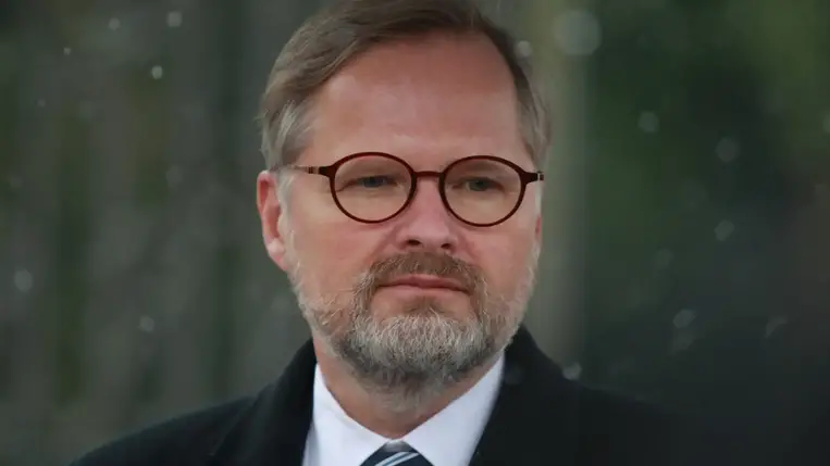 Európa egy lépésre van a háborútól, és a békés megoldás lehetősége egyre csökken - nyilatkozta Petr Fiala cseh miniszterelnök vasárnap a CT 24 közszolgálati hírtelevízióban.