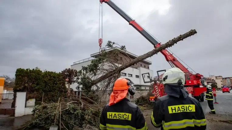Szélvihar miatt százezer háztartás áram nélkül maradt Csehországban
