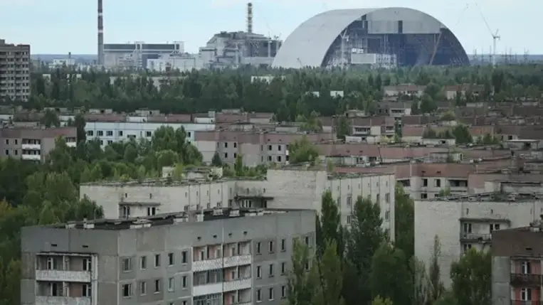 Az Ukrajnára támadó orosz csapatok benyomultak a csernobili atomerőmű övezetébe Fehéroroszország felől - jelentette csütörtökön az UNIAN hírügynökség Anton Herascsenkóra, a belügyminiszter tanácsadójára hivatkozva.