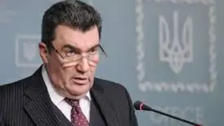 Az ukrán katonai-politikai vezetés képes volt megragadni a katonai kezdeményezést az orosz fegyveres agresszióval szembeni ellenállásban - vélekedett Olekszij Danyilov, az ukrán Nemzetbiztonsági és Védelmi Tanács (RNBO) titkára hétfői Facebook-bejegyzésében.