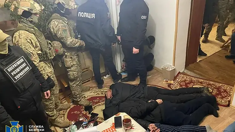 Az SZBU közleménye szerint a nyomozás során megállapítást nyert, hogy az embercsempész hálózatot négy kárpátaljai lakos szervezte, s a migránsokat a zöld határon keresztül szállították az Európai Unióba.