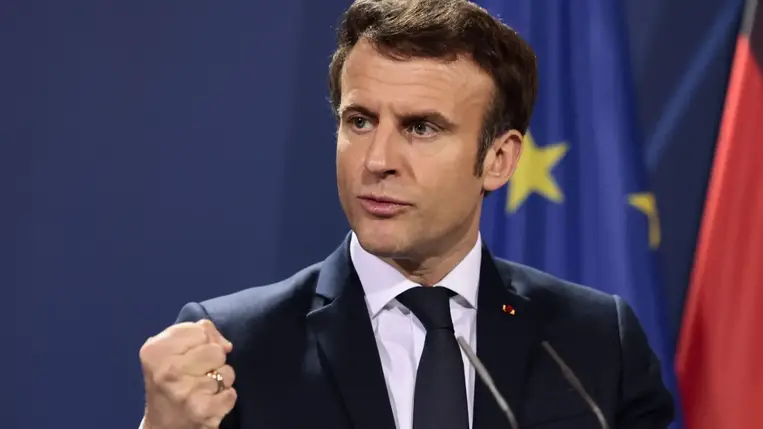 Emmanuel Macron francia államfő csütörtökön jelezte, hogy Franciaország és szövetségesei az Ukrajna elleni "agresszió méretének megfelelő szankciókat" léptetnek életbe Oroszország ellen, és ez érinteni fogja a katonai, a gazdasági és az energetikai területeket.