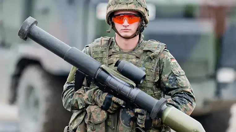 A válságövezetekbe irányuló fegyverexportot elutasító álláspontját megváltoztatva, a német szövetségi kormány szombaton úgy döntött, hogy mégis küld fegyvereket az orosz támadások ellen küzdő ukrán hadseregnek.