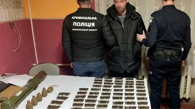 Hatalmas fegyverszállítmány értékesítésén értek egy férfit Beregvidéken