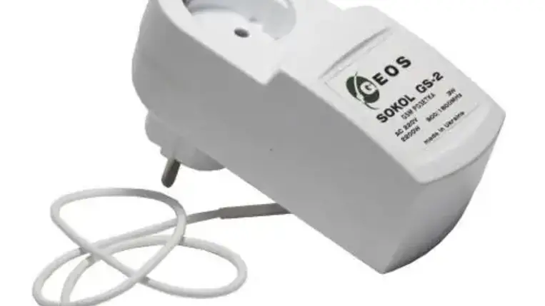 Az interneten nagyon sokféle, mobiltelefon-hálózatról irányítható, úgynevezett GSM relét találhatunk. Azonban ezek többségének bekötése általában villanyszerelői ismereteket igényel. Viszont találhatunk olyat is, amely nagyon felhasználóbarát, csak be kell dugnunk egy konnektorba, és már készen is áll a működéshez. Ilyen például a sokoldalúan használható „SOKOL GS2” GSM konnektor is.