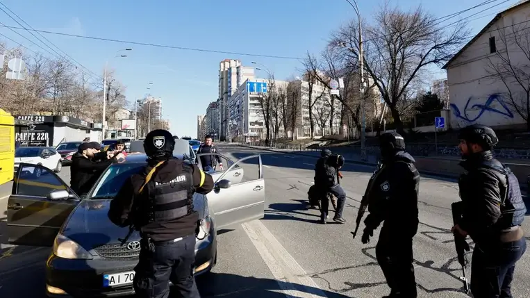 Az orosz agresszor ellen vívott harcokban elesett ukrán katonák családja egyszeri 15 millió hrivnyás készpénzsegélyt kap Ukrajnában.