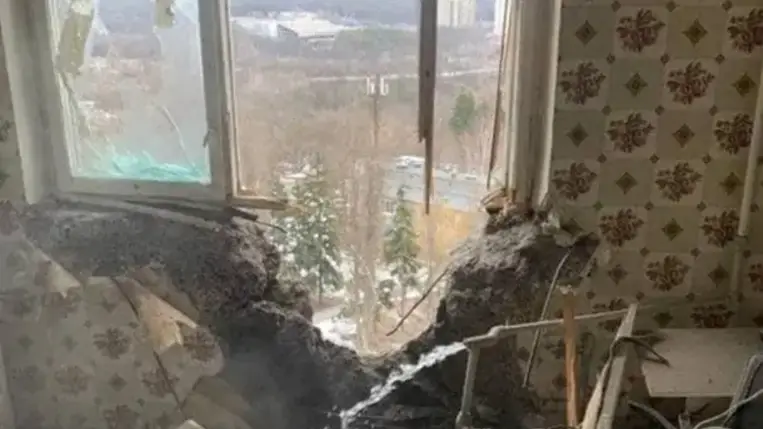 Az orosz erők Grad típusú rakéta-sorozatvetőkkel nyitottak tüzet hétfőn a kelet-ukrajnai Harkiv lakóövezeteire, a támadásban többtucatnyi polgári személy meghalt és százak szenvedtek sebesüléseket - közölte Anton Herascsenko, az ukrán belügyminiszter tanácsadója a Facebookon.