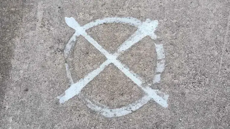 Ha fluoreszkáló vagy fényvisszaverő festékkel felfestett jeleket látnak, akkor sürgősen jelezzék ezt az SZBU-nak.