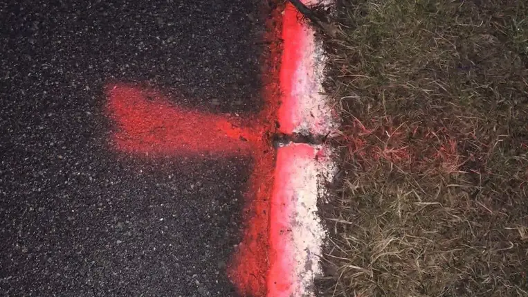 Ha fluoreszkáló vagy fényvisszaverő festékkel felfestett jeleket látnak, akkor sürgősen jelezzék ezt az SZBU-nak.