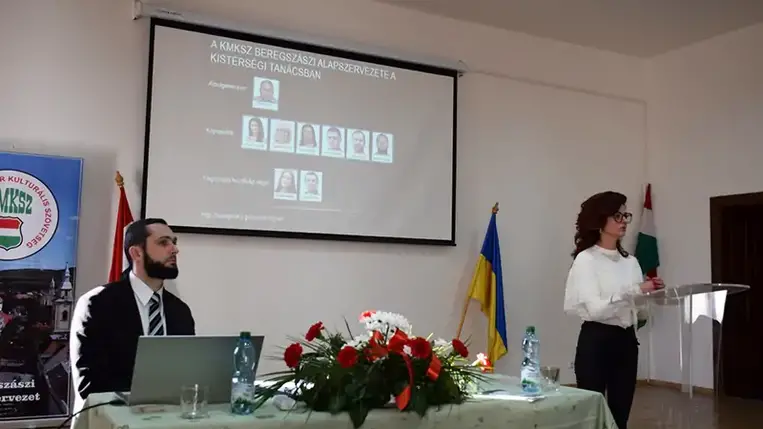 Darcsi Karolina, a KMKSZ politikai és kommunikációs titkára, a városi tanács KMKSZ-frakciójának vezetője tájékoztatott a frakció munkájáról, szólt a kistérségben és a városban tapasztalható legégetőbb problémákról, azok megoldási lehetőségeiről, illetve beszámolt a fejlesztésekről is.