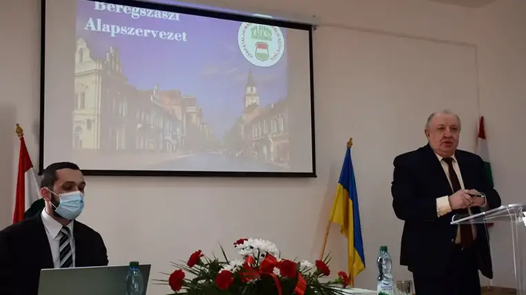 Sin József, a KMKSZ Beregszászi Középszintű Szervezetének elnöke köszönetet mondott azért a sokoldalú anyaországi támogatásért, melynek köszönhetően megújulhattak oktatási-nevelési, művelődési, egyházi, egészségügyi stb. intézményeink.