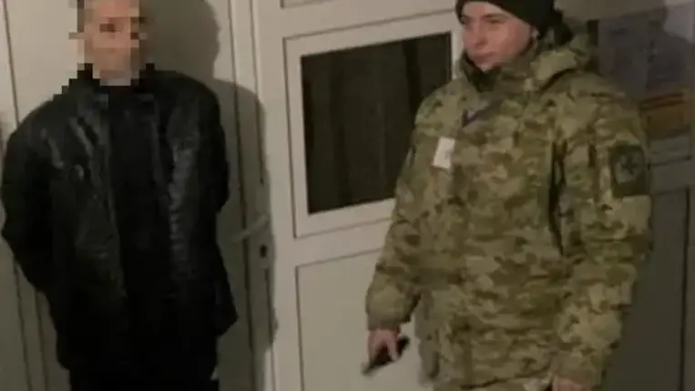 A tiszaújlaki határátkelőhelyen a határőrök őrizetbe vettek egy körözött ukrán férfit, akit az ukrán rendfenntartó szervek kerestek.